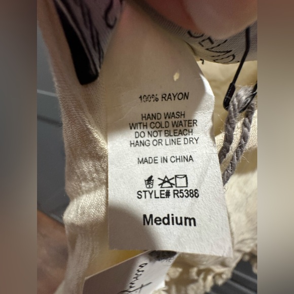 NWT cream shorts romper with tassels - cute back - Picture 6 of 10